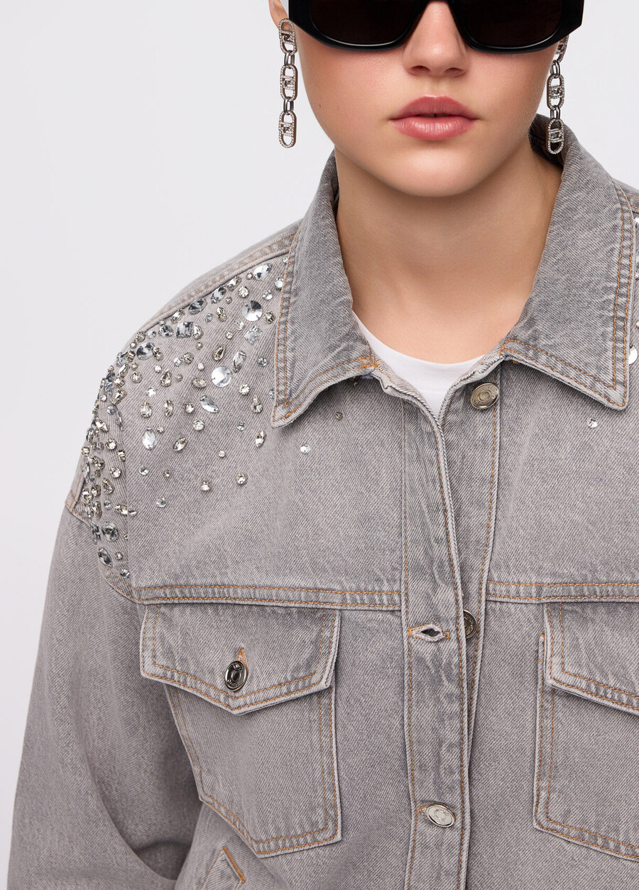 veste en jean ornée de strass