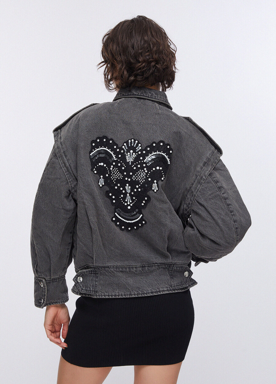 veste en jean avec broderie au dos