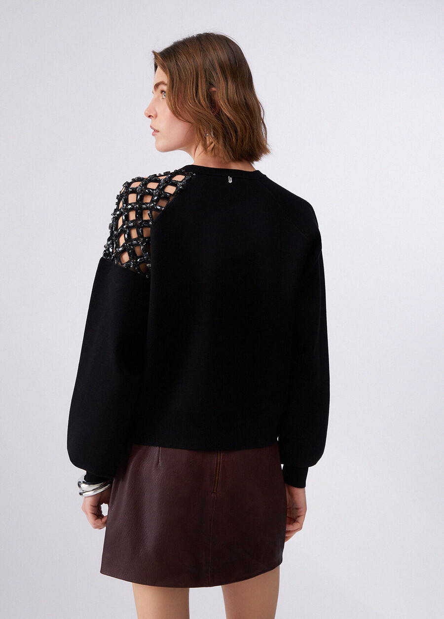pull à broderies de bijoux