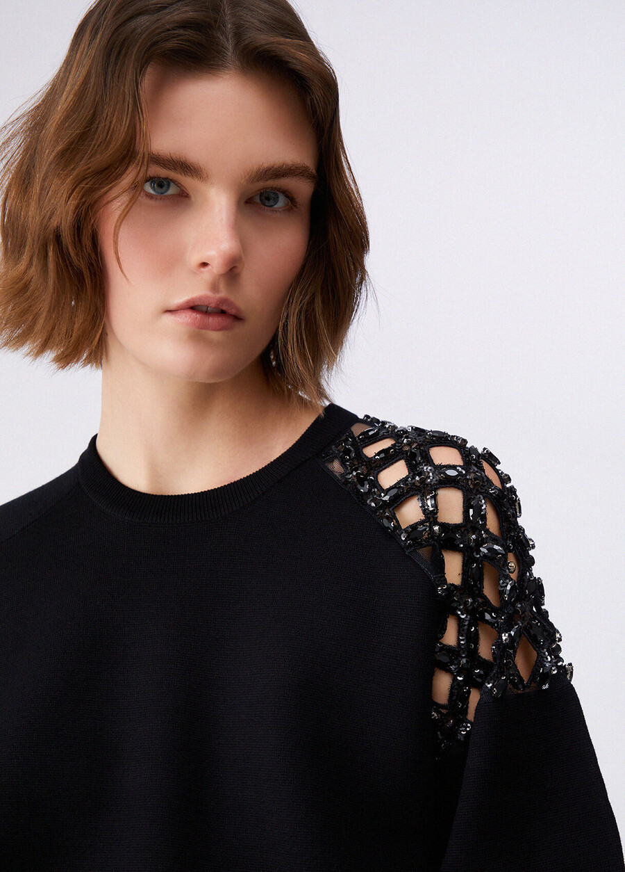 pull à broderies de bijoux