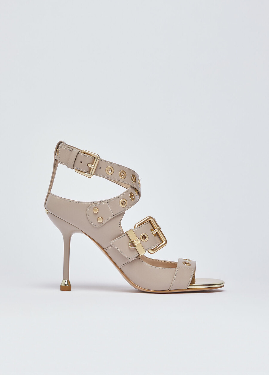 sandales en cuir à talons.