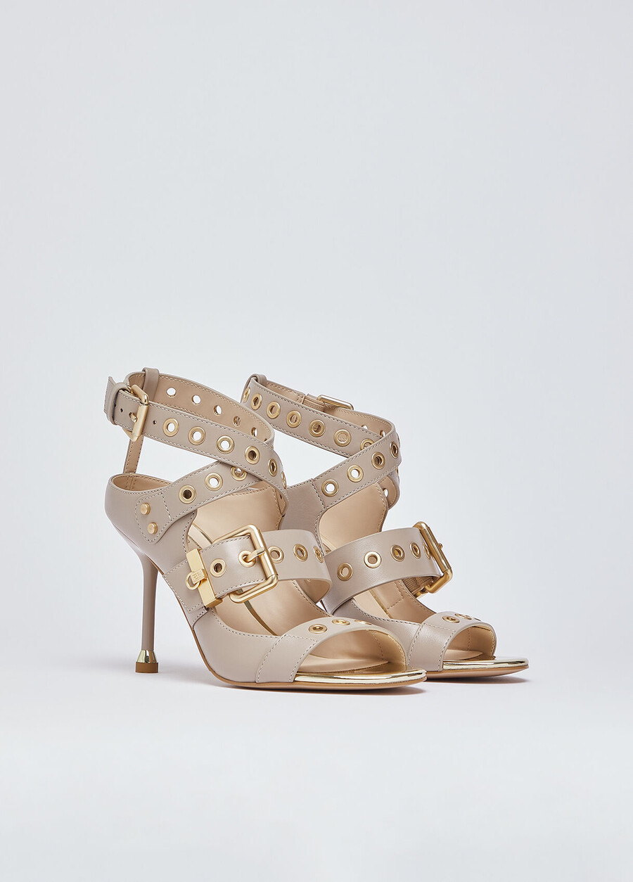sandales en cuir à talons.