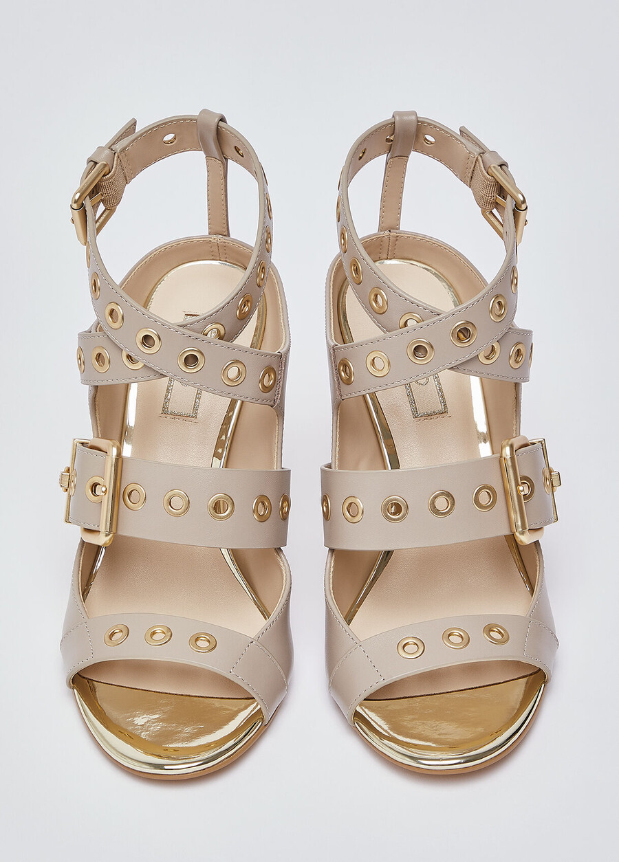 sandales en cuir à talons.