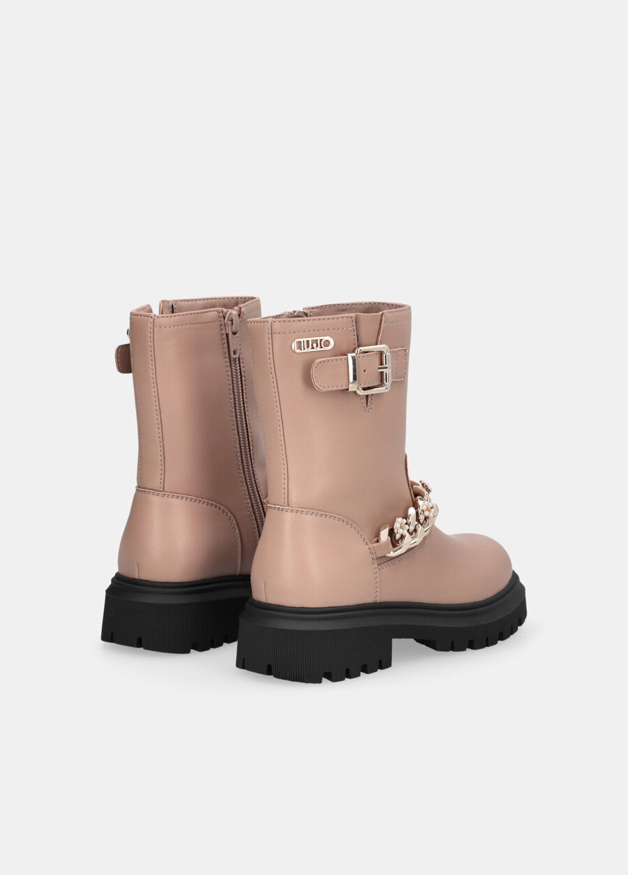 bottes de motard avec chaîne ornée de bijoux
