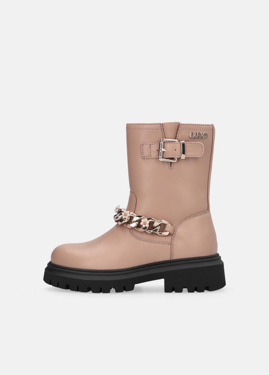 bottes de motard avec chaîne ornée de bijoux