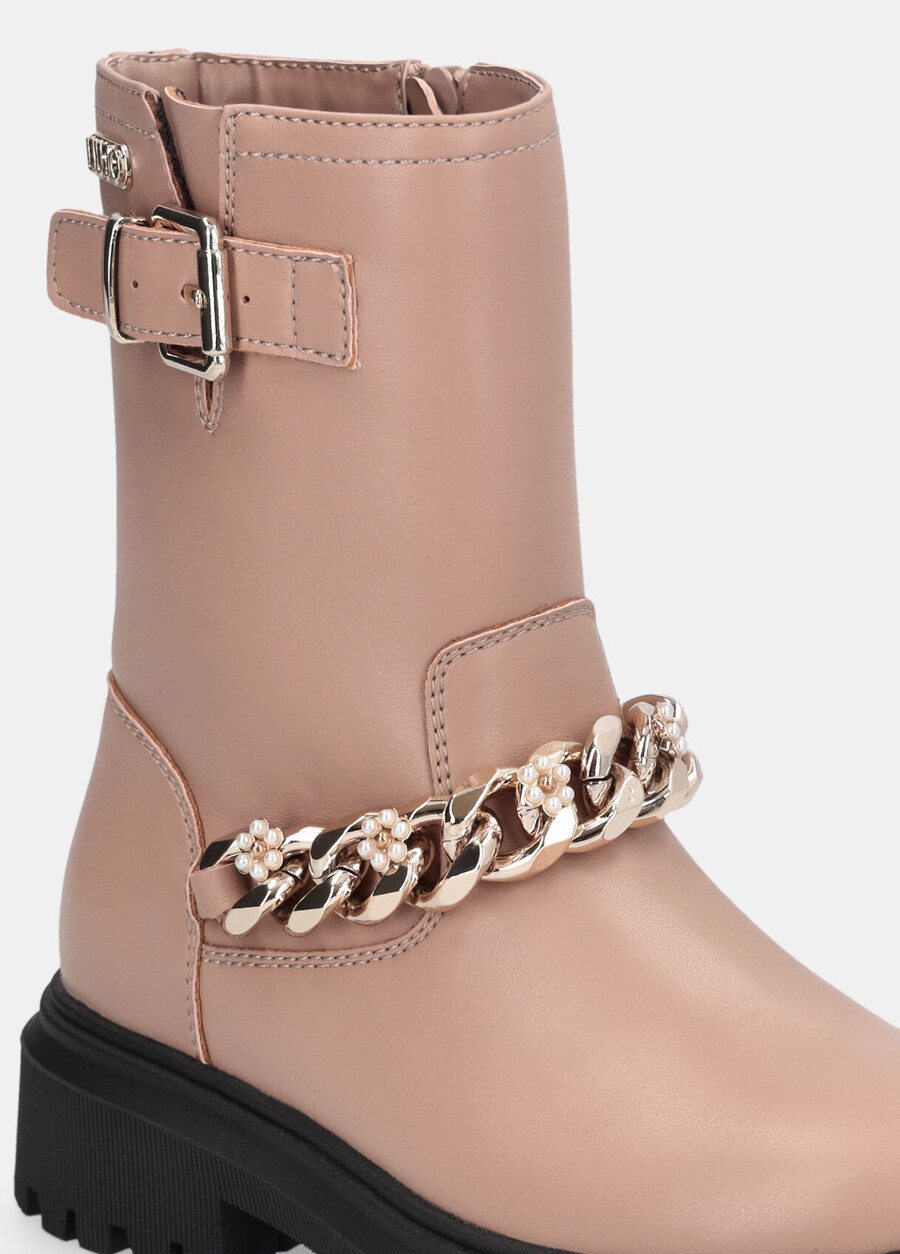bottes de motard avec chaîne ornée de bijoux