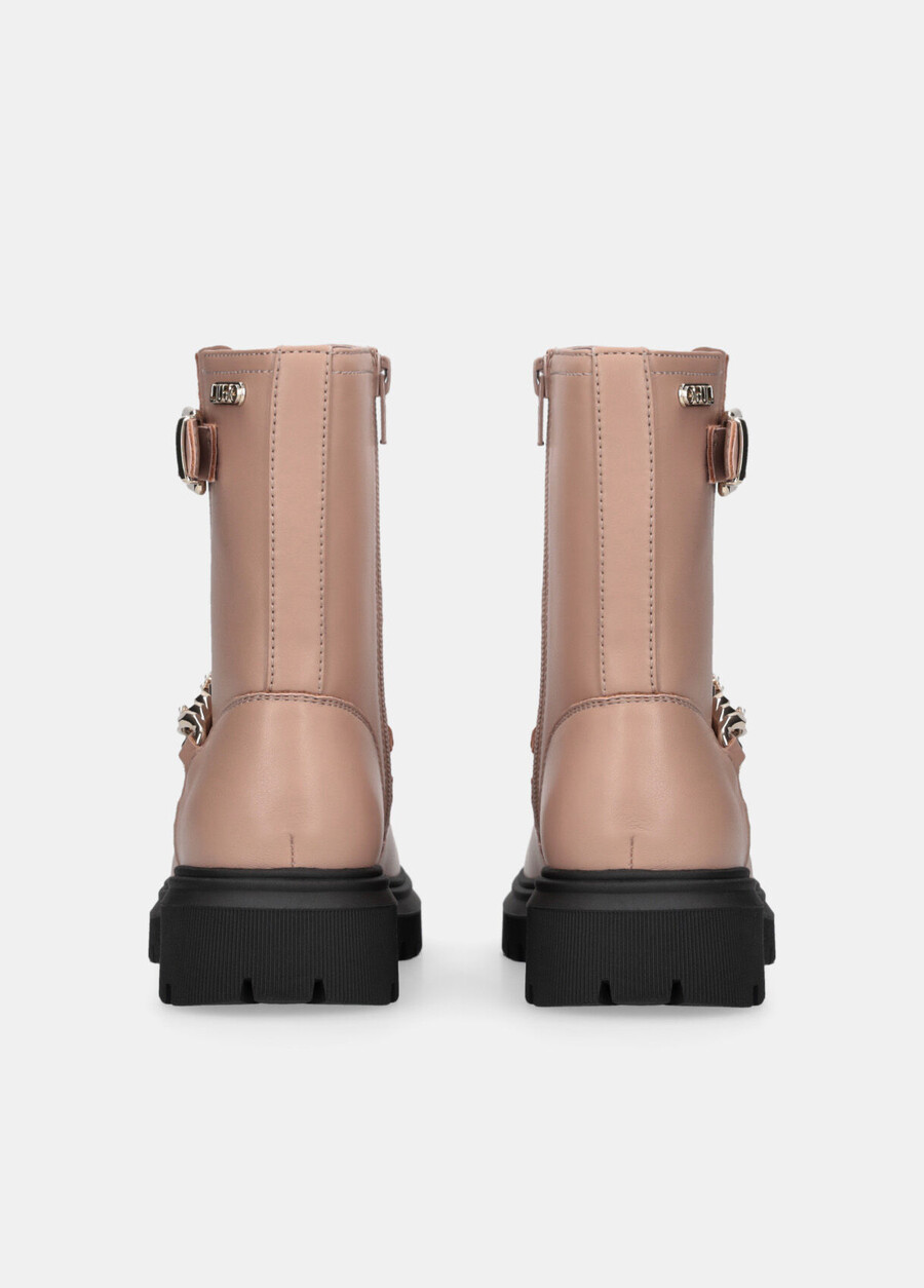 bottes de motard avec chaîne ornée de bijoux