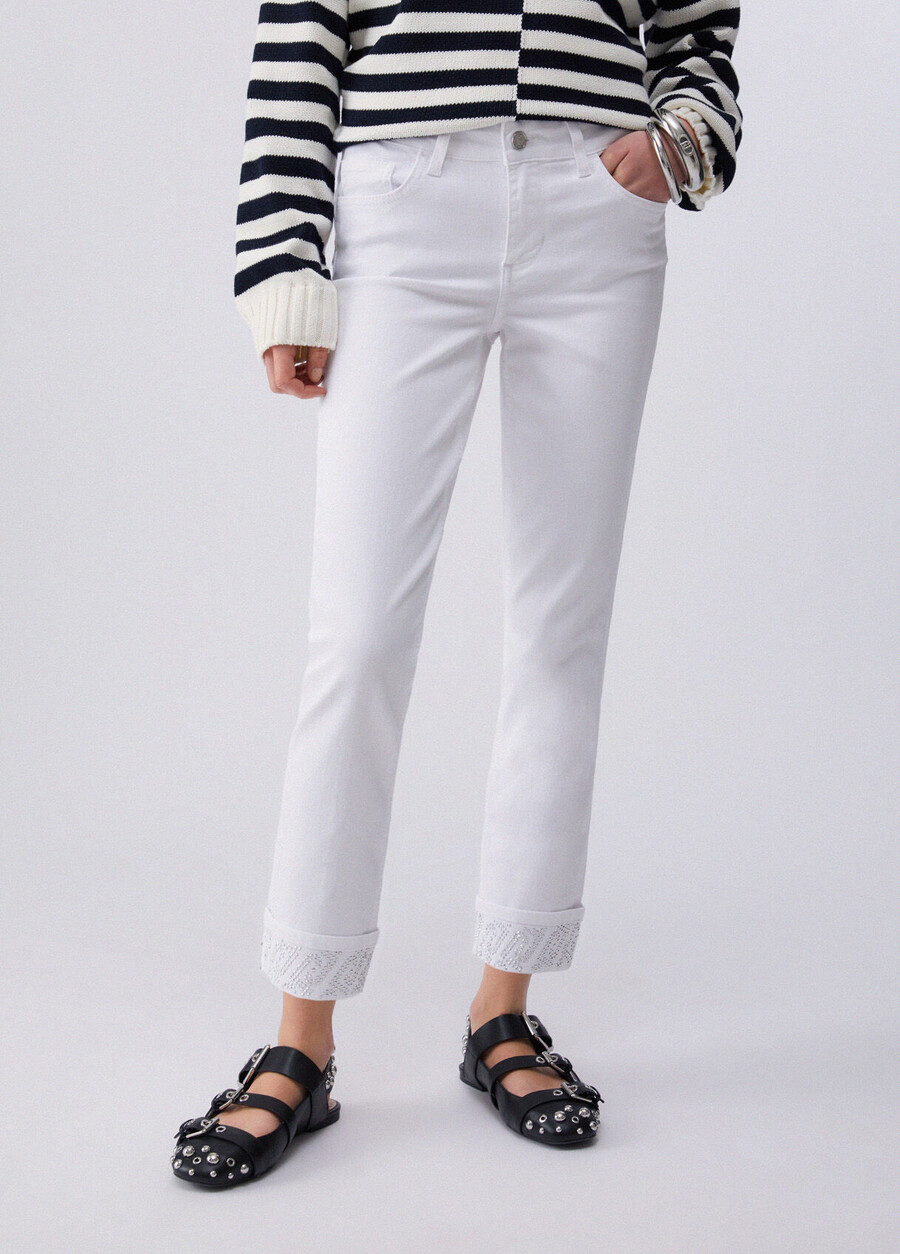 pantalon skinny à revers et pierres précieuses