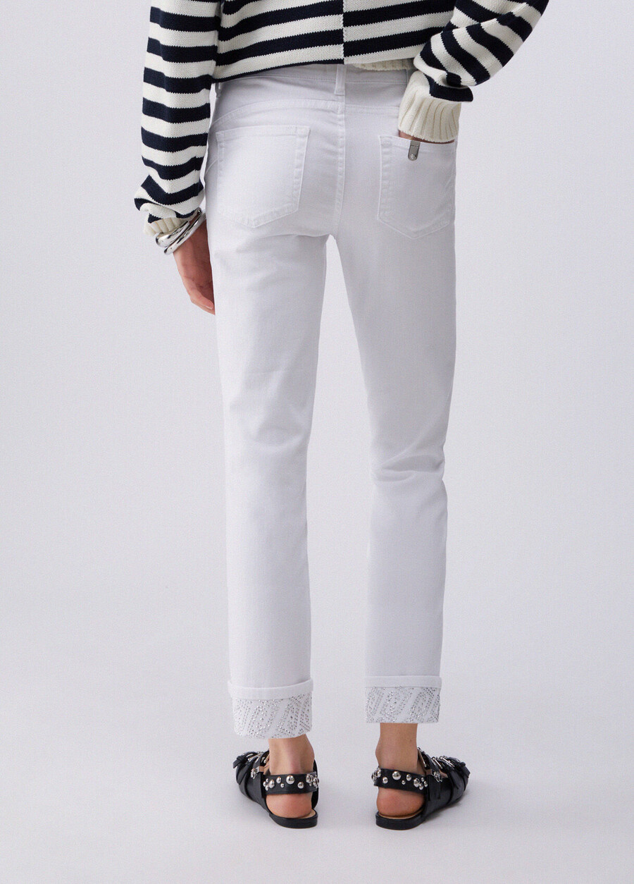 pantalon skinny à revers et pierres précieuses