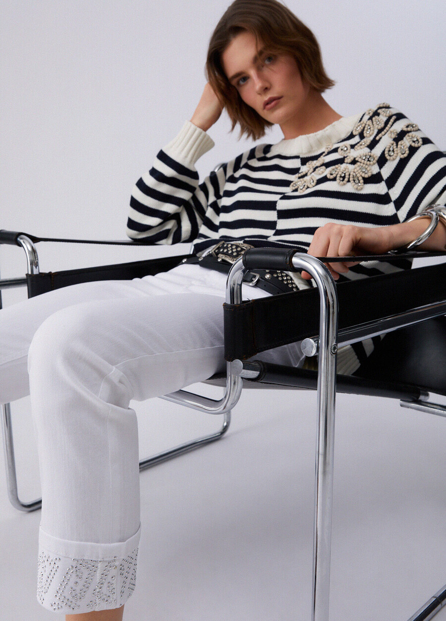 pantalon skinny à revers et pierres précieuses