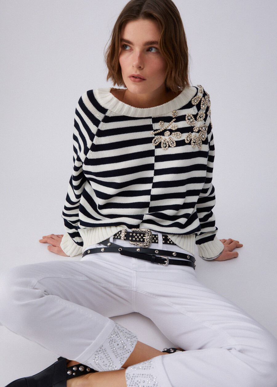 pantalon skinny à revers et pierres précieuses
