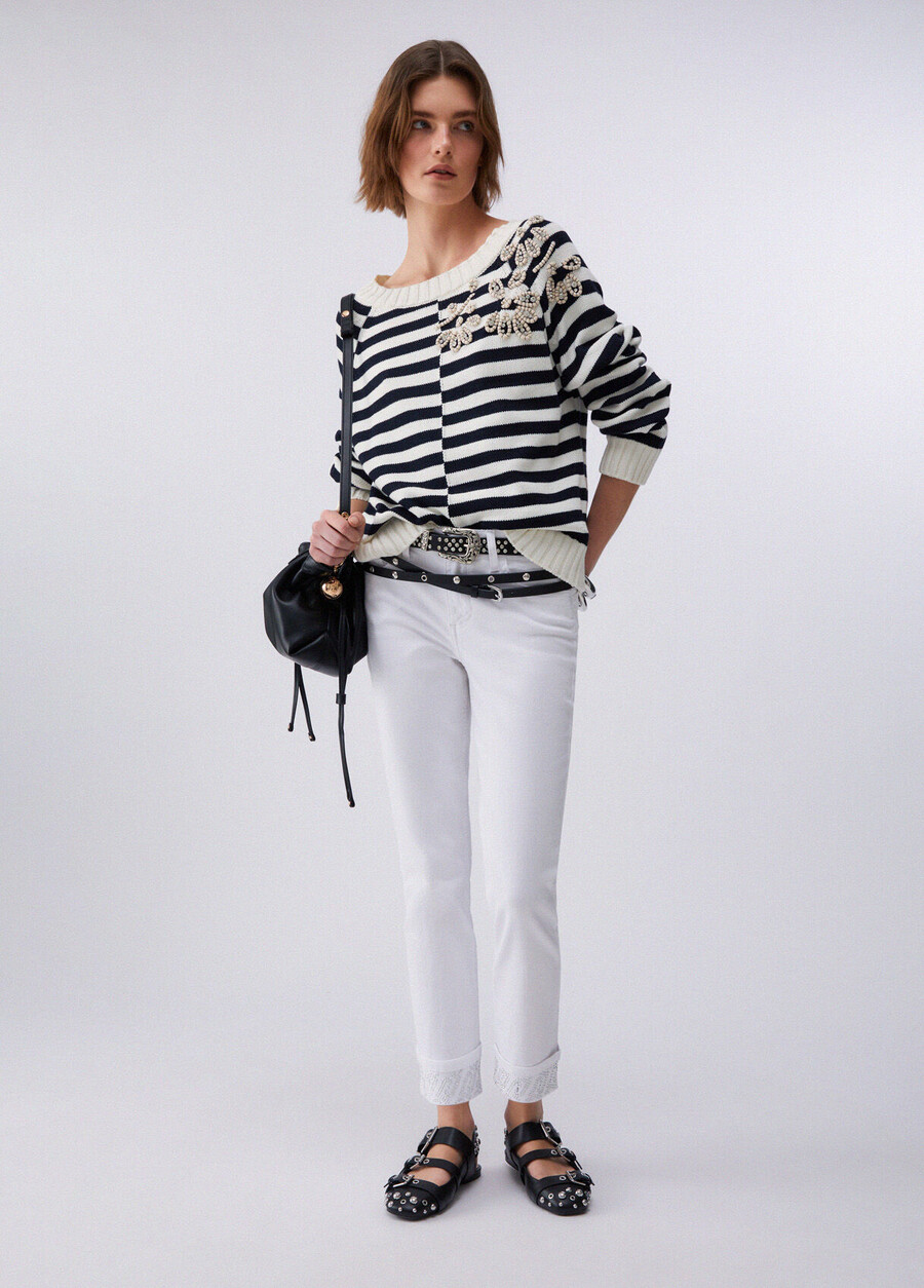 pantalon skinny à revers et pierres précieuses