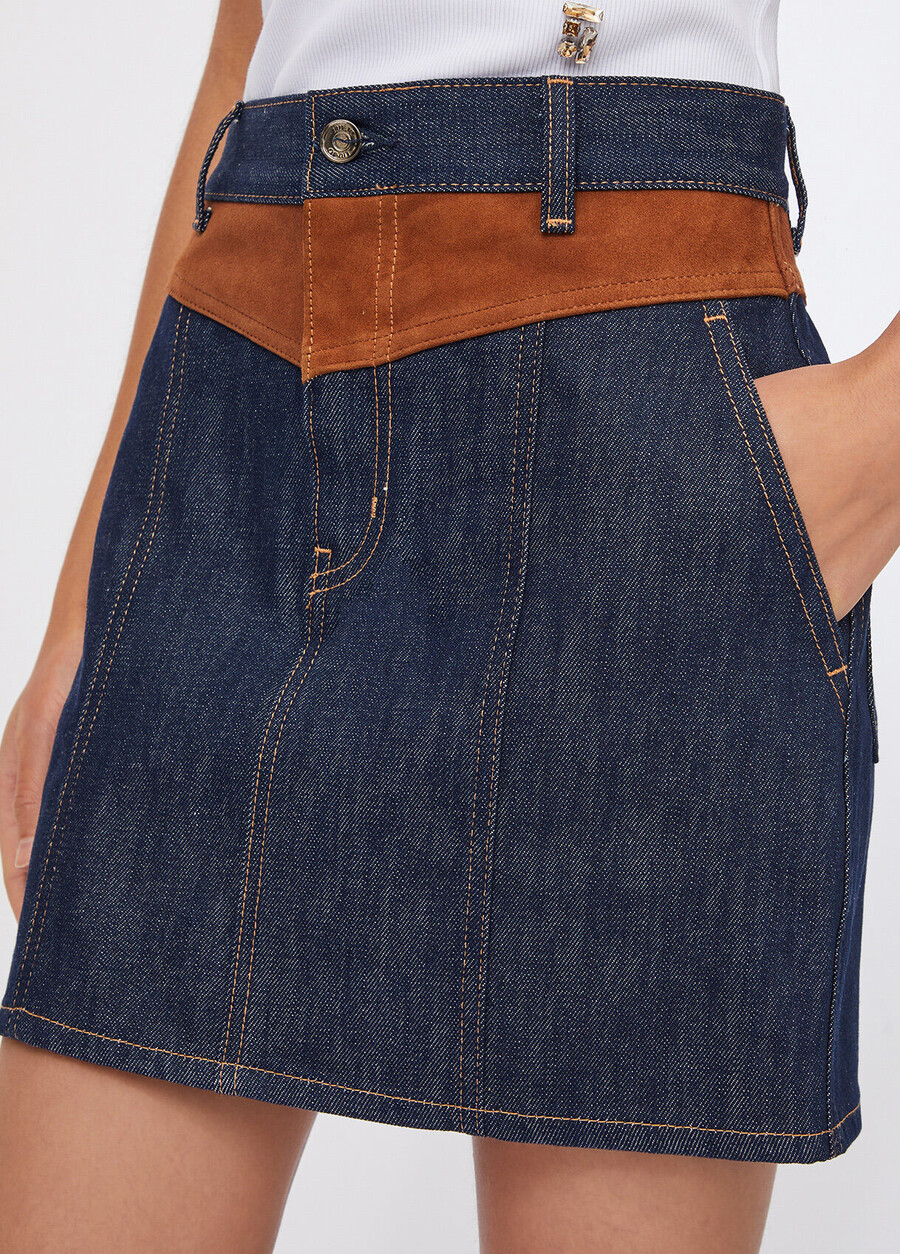 mini-jupe en jean avec empiècement en daim
