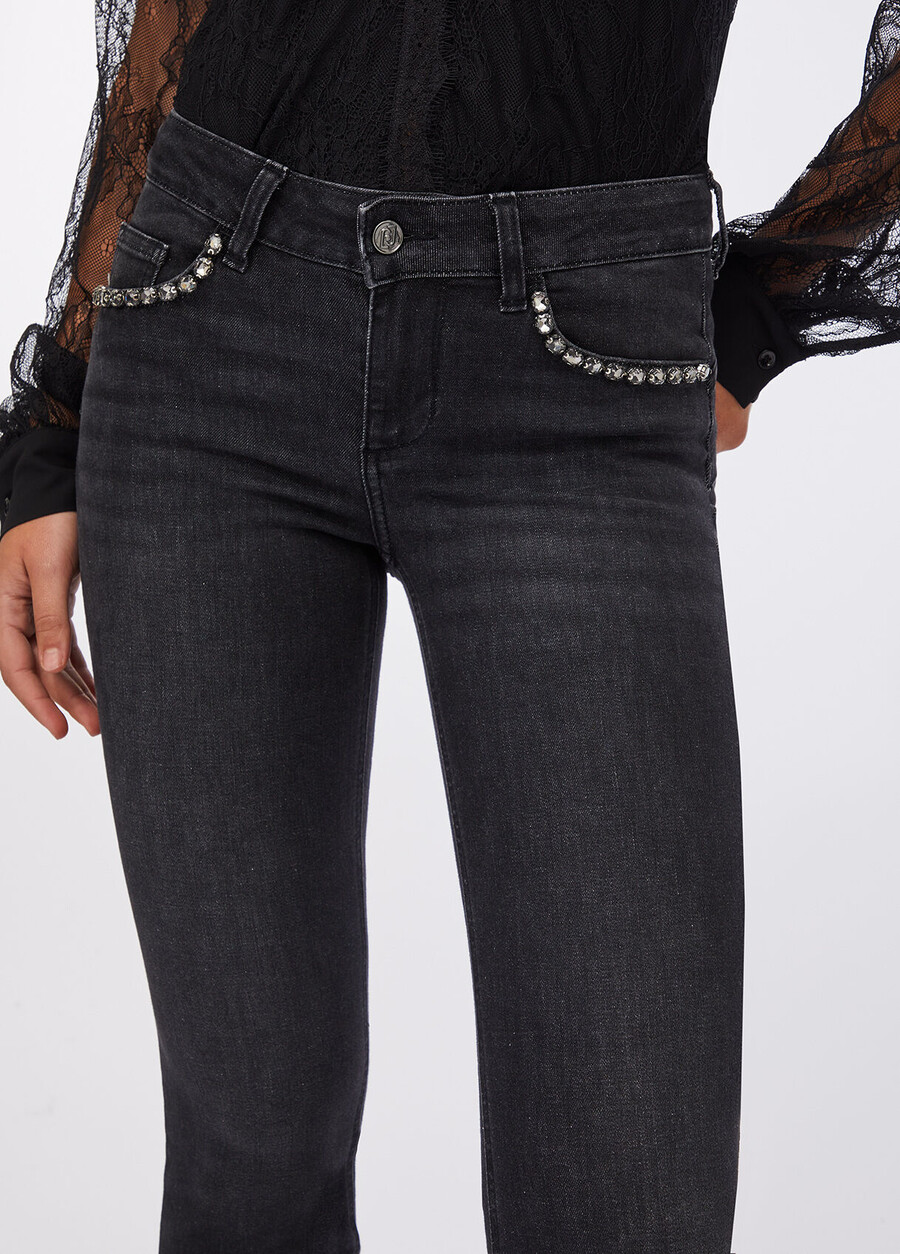 jeans slim ornés de pierres précieuses