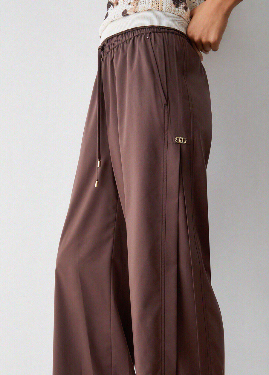 pantalon avec détails fendus