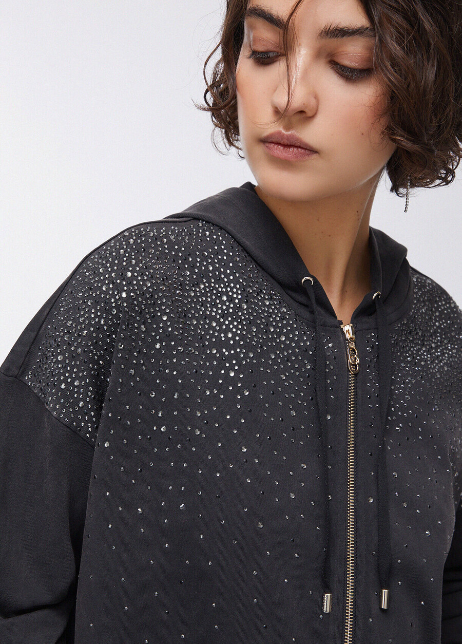 sweat à capuche orné de pierres précieuses