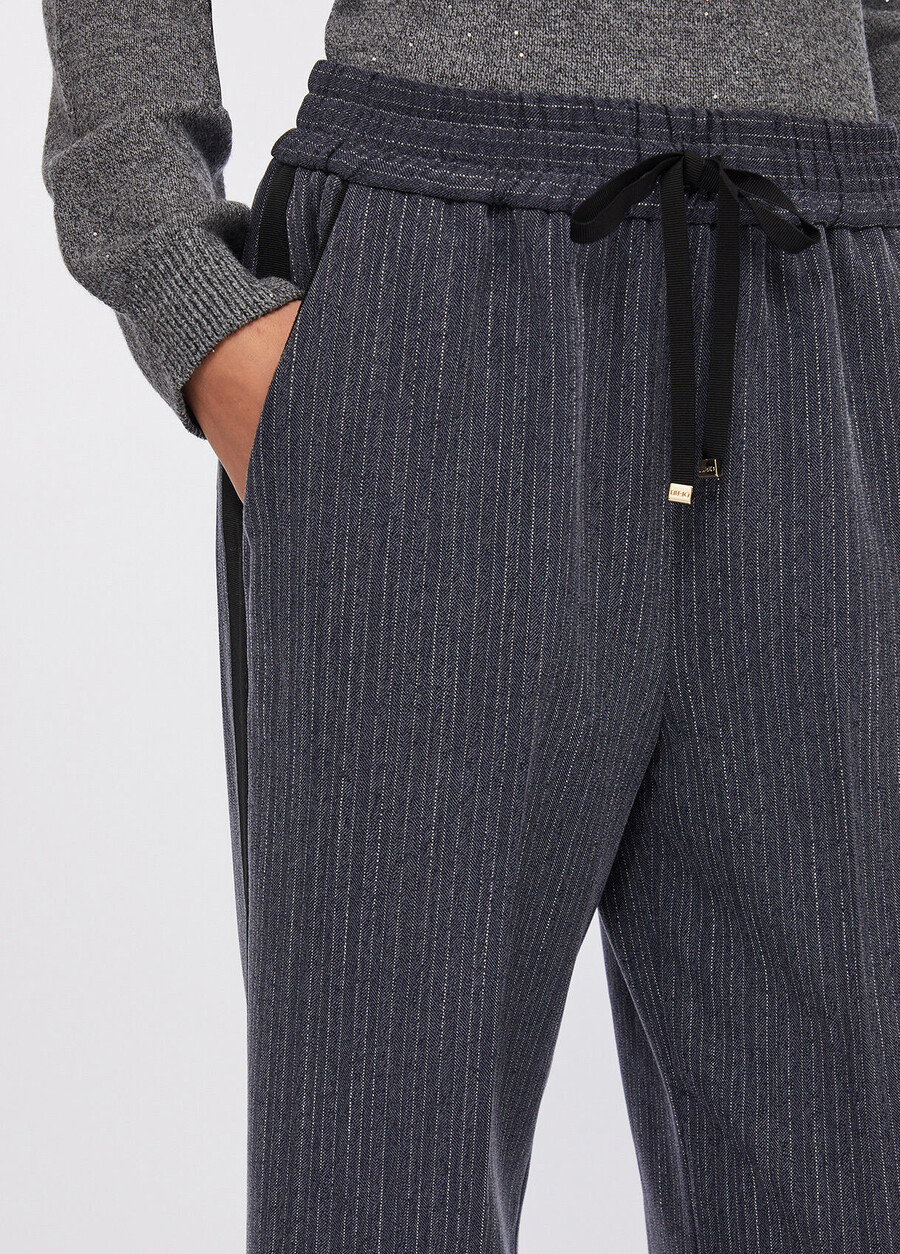 pantalon en flanelle à fines rayures