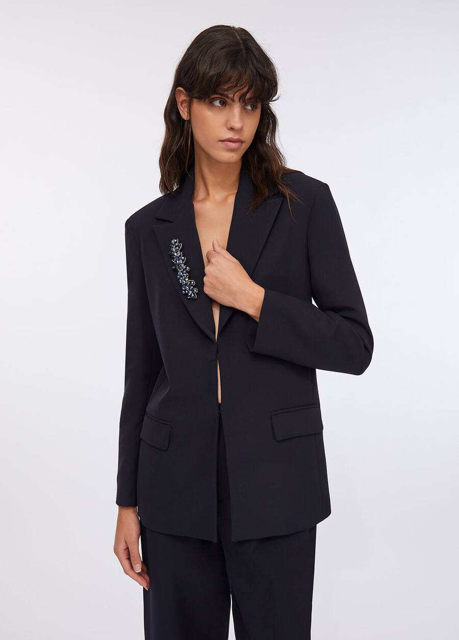 veste longue ornée de broderies de bijoux