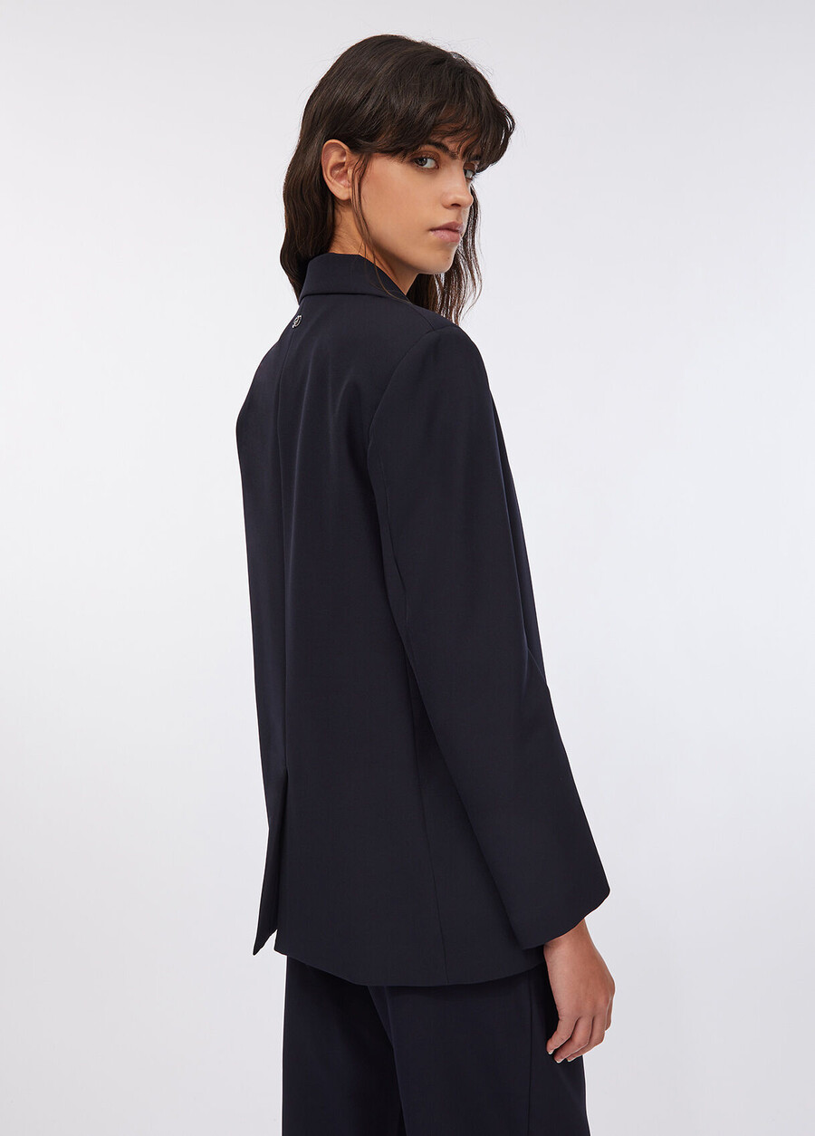 veste longue ornée de broderies de bijoux