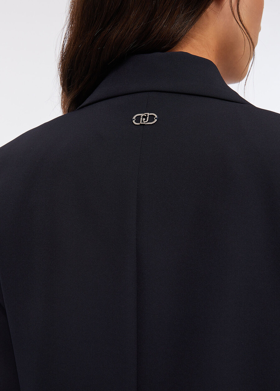 veste longue ornée de broderies de bijoux