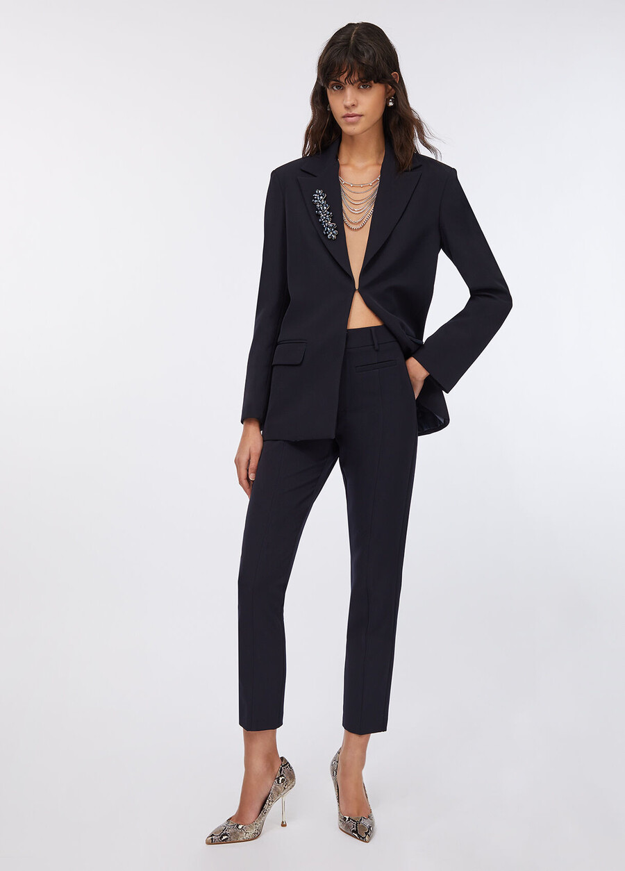 veste longue ornée de broderies de bijoux
