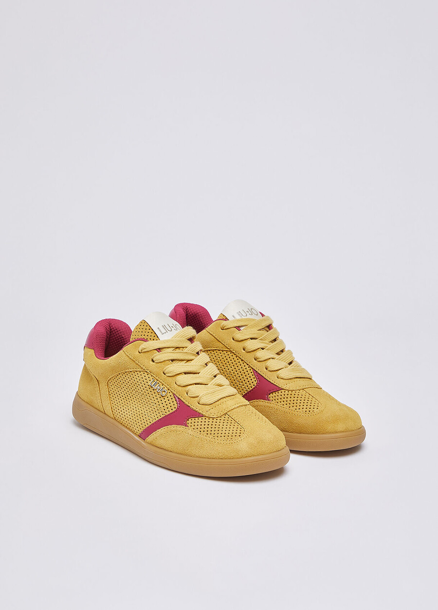 baskets en daim perforé