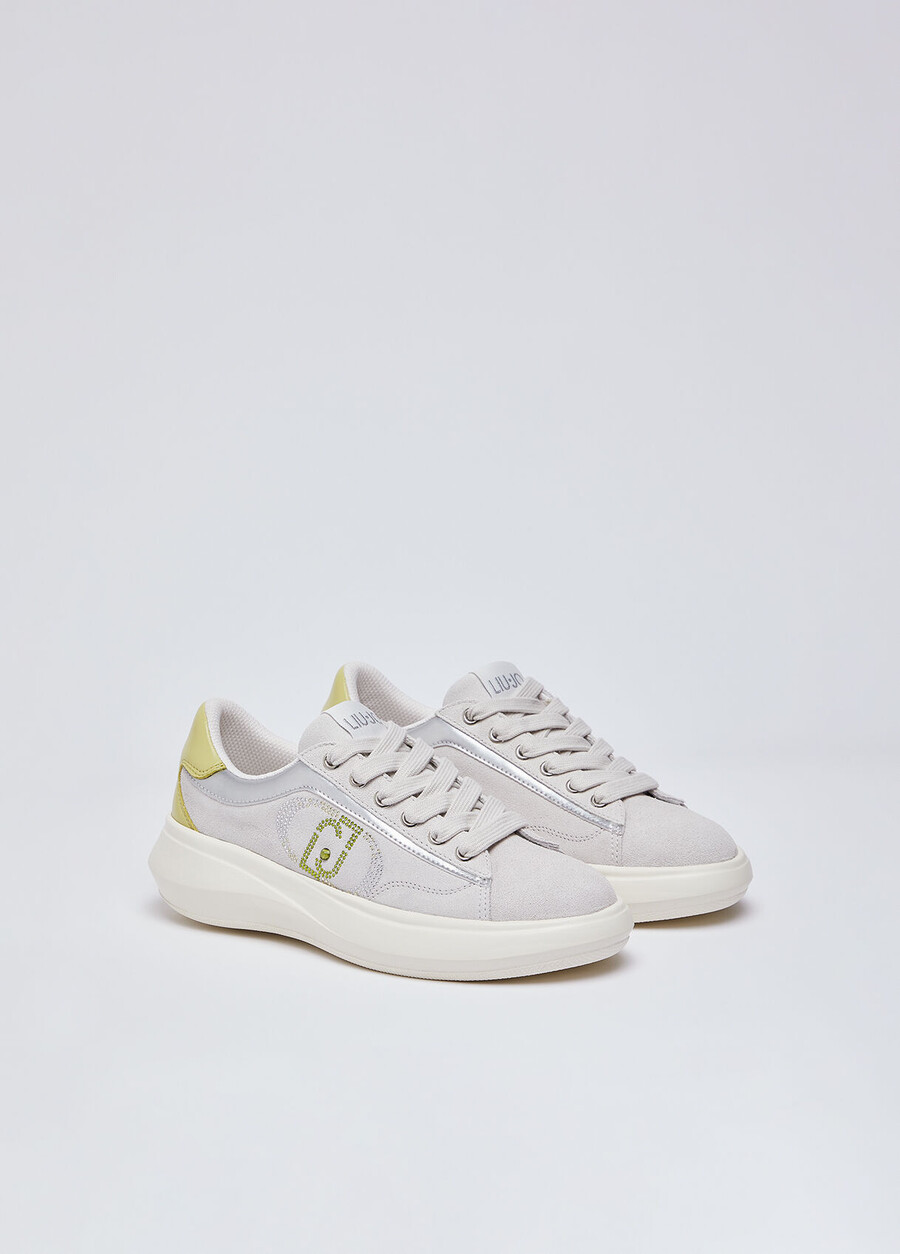 baskets en daim ornées de strass