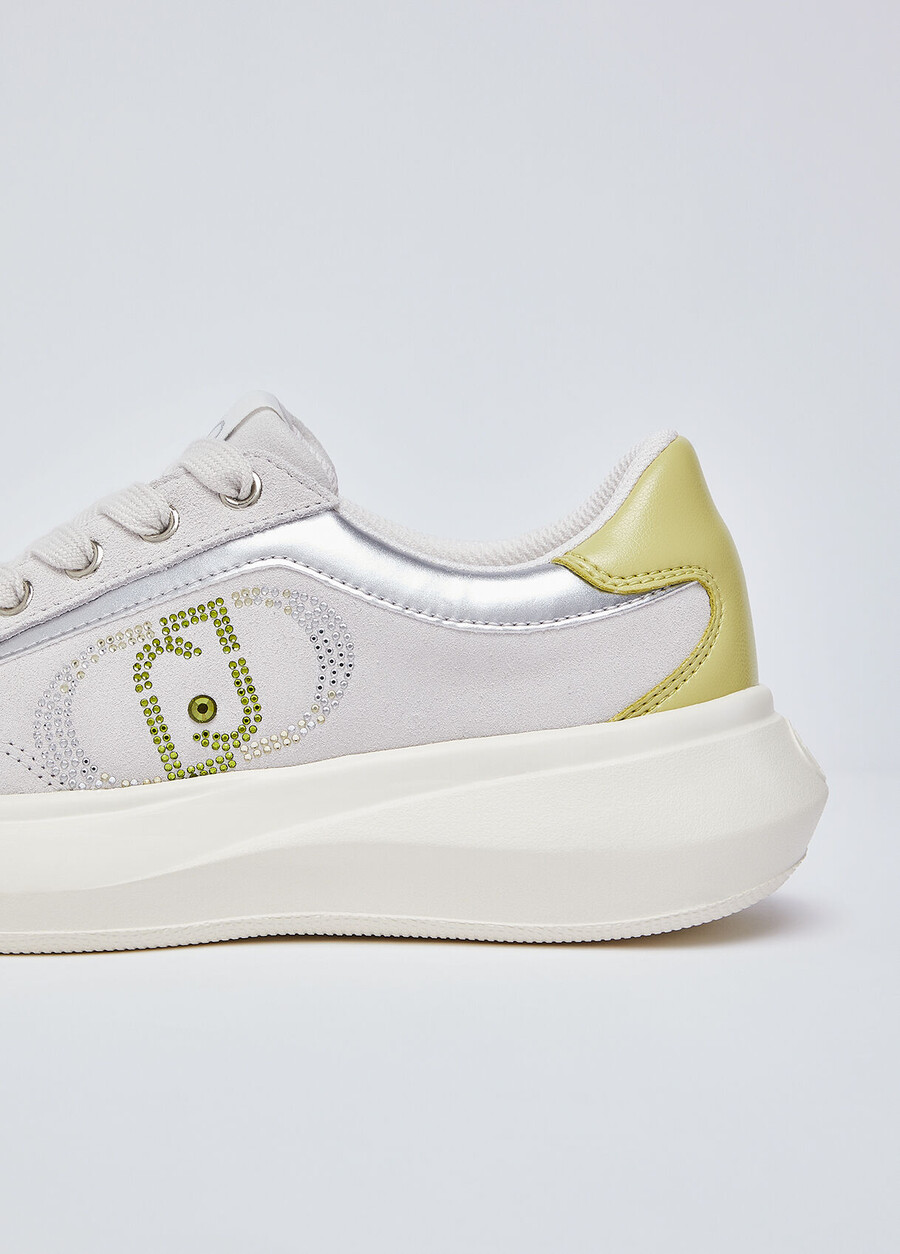 baskets en daim ornées de strass