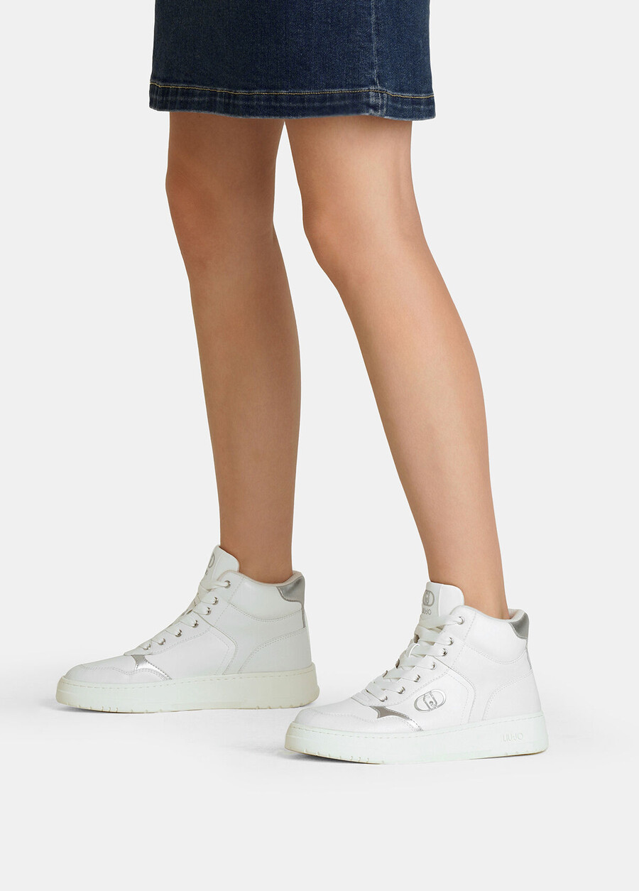 baskets de basketball en cuir