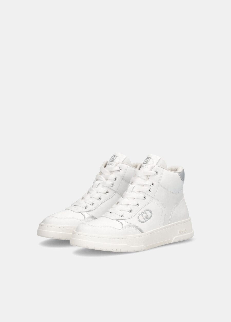 baskets de basketball en cuir