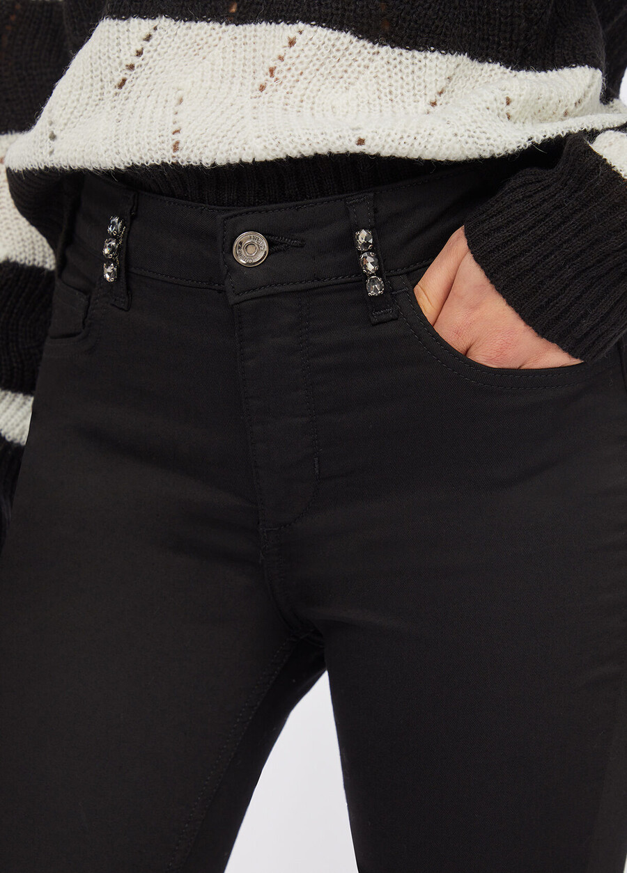 pantalon skinny orné de pierres précieuses