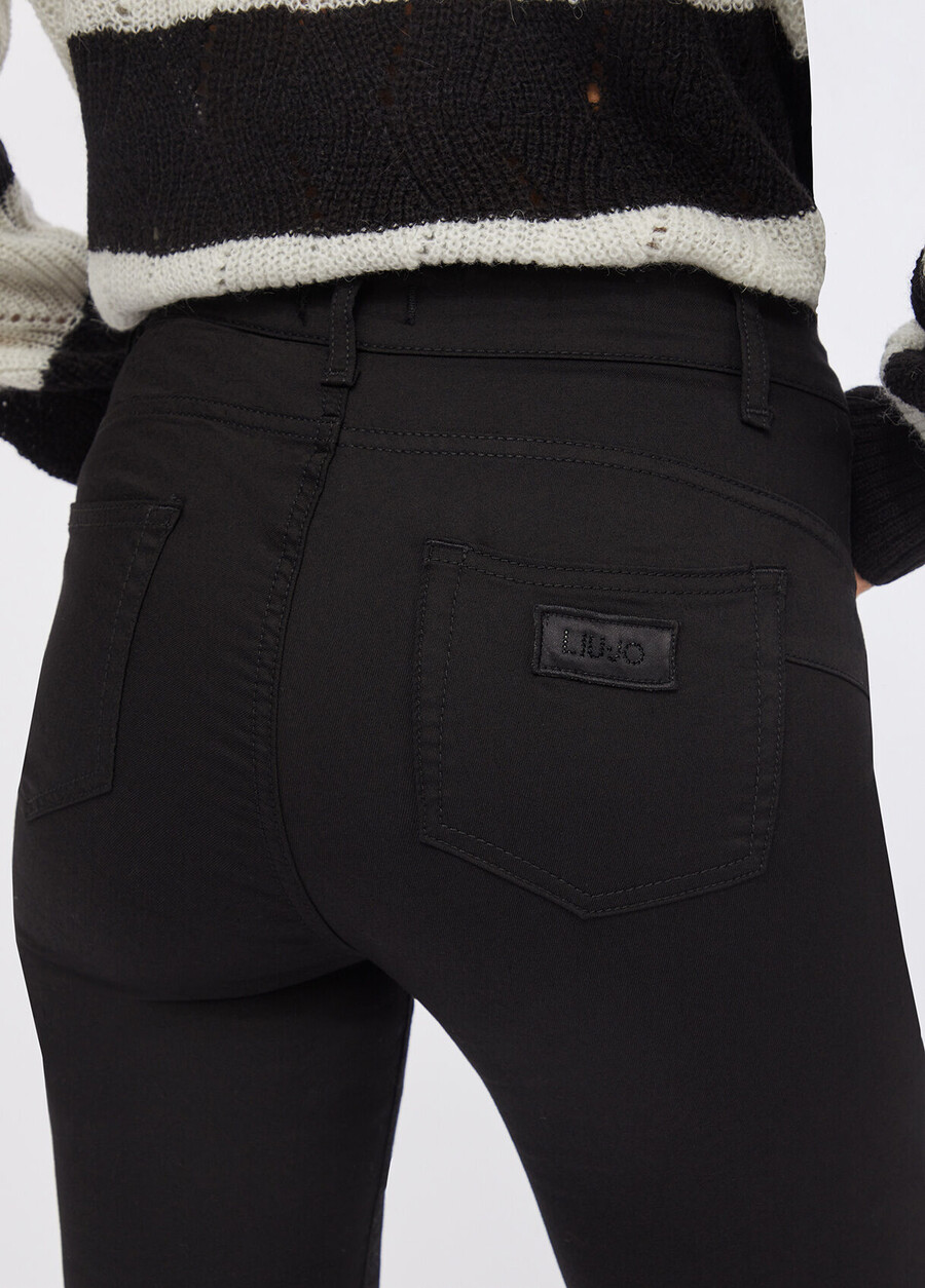 pantalon skinny orné de pierres précieuses
