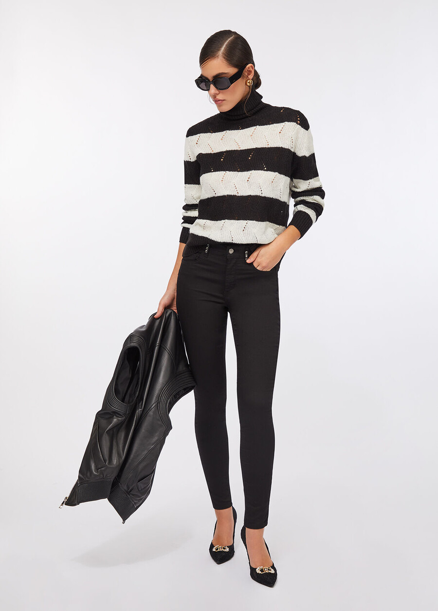 pantalon skinny orné de pierres précieuses