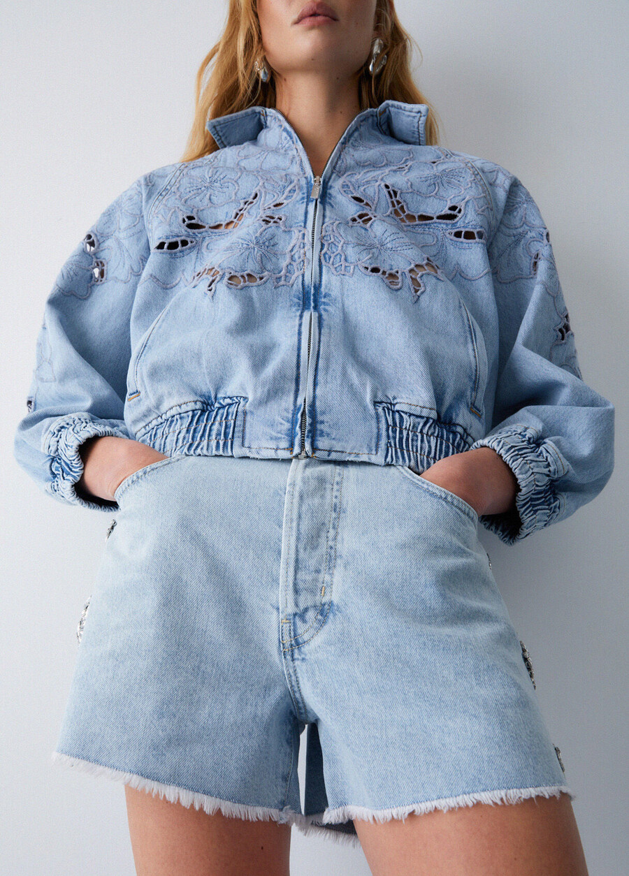 short en jean orné de bijoux brodés