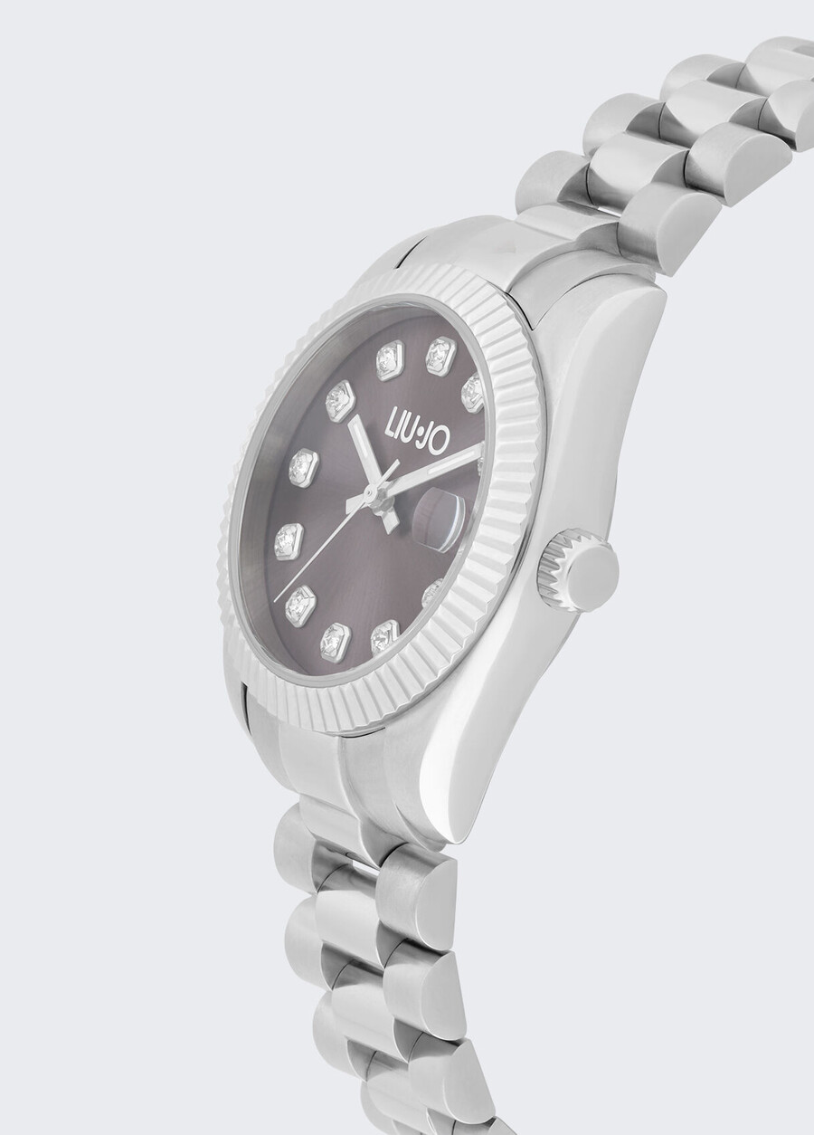 montre en acier avec diamants